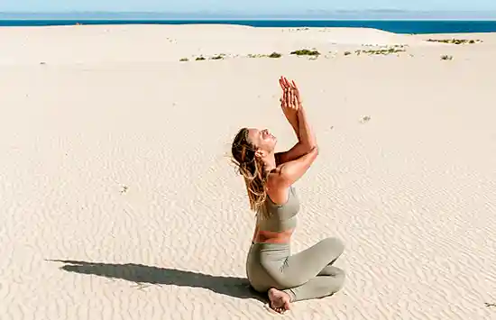 Jenni beim Yoga am Strand